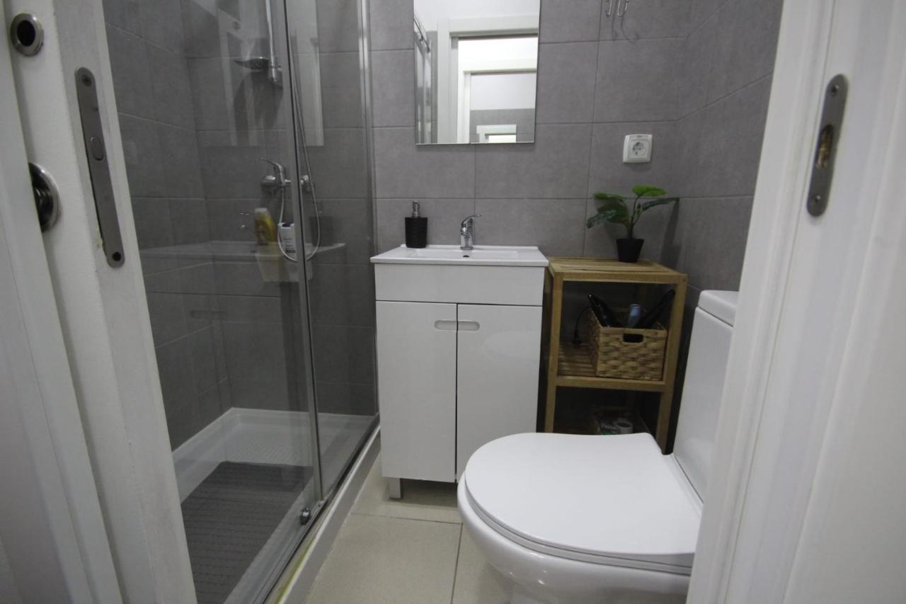 Antique M1 R1 - Amazing Double Room With Shared Bathroom In Marques Pombal Lisbon Bagian luar foto