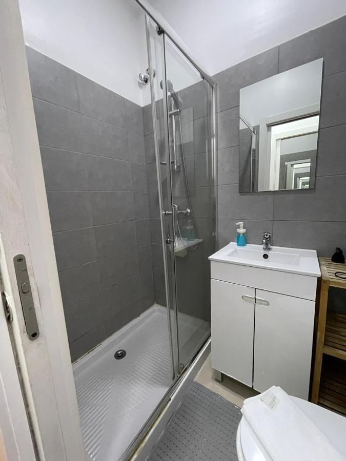 Antique M1 R1 - Amazing Double Room With Shared Bathroom In Marques Pombal Lisbon Bagian luar foto